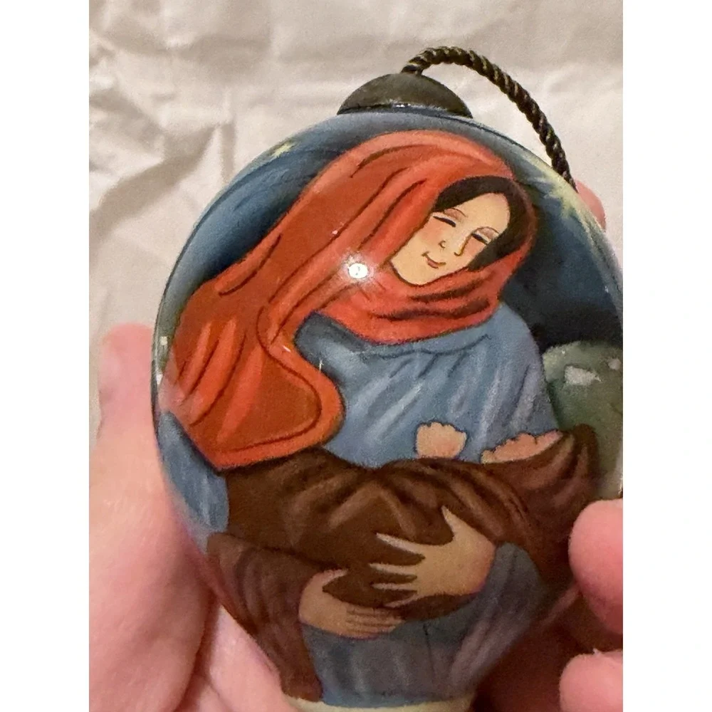 Ne'Qwa Art glass ornament Mother Mary